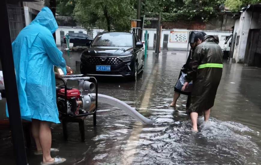 飞机坪社区“第一应急响应人”筑牢雨季安全防线