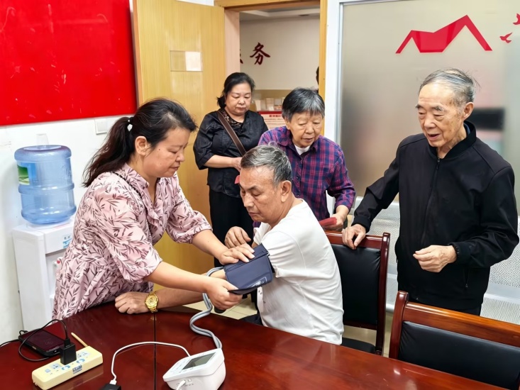 义诊暖夕阳 服务护安康——飞机坪社区开展65岁以上老年人免费义诊活动
