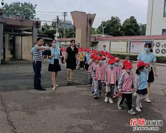 友誼學(xué)校攜手幼兒園開展“溫暖牽手 同心向前”系列幼小銜接活動