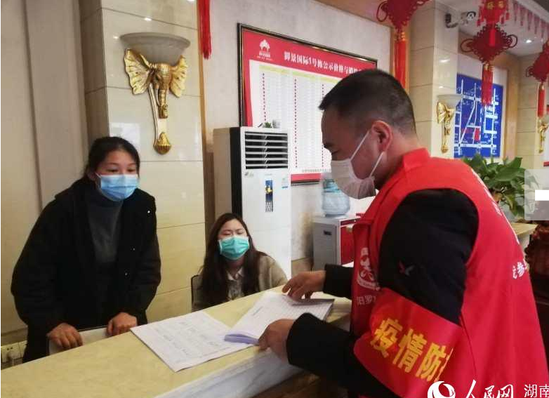【人民网】湖南汨罗: 阻击疫情出“奇兵” 满城尽带“志愿红”