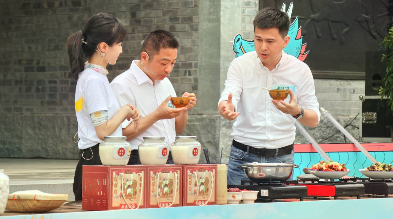 【湖南卫视】（决战决胜脱贫攻坚）“芒果扶贫云超市”走进汨罗：为端午源头的味道带货
