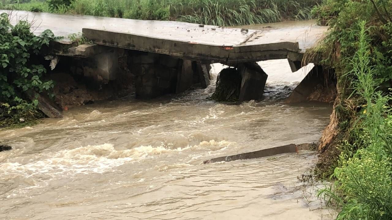 汨罗镇：暴雨致河坝塌方，党员群众全力抢险