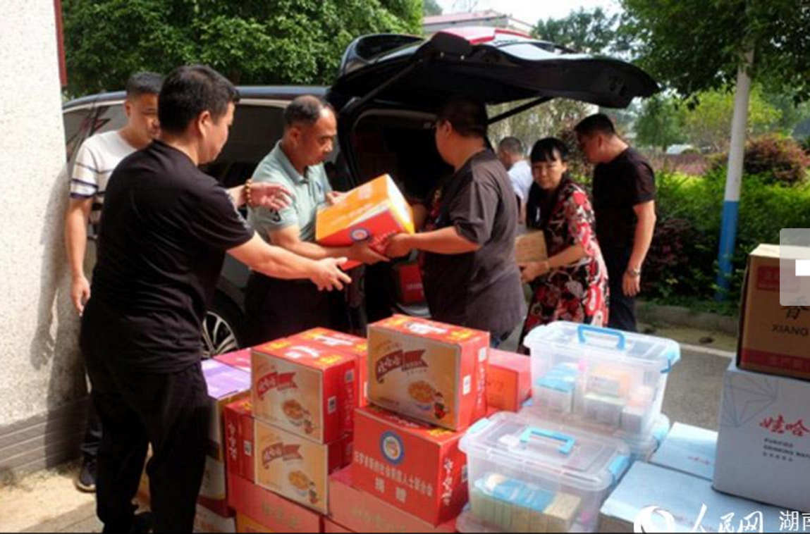 【人民网】三千红甲闻“汛”动  汨罗江畔战洪峰