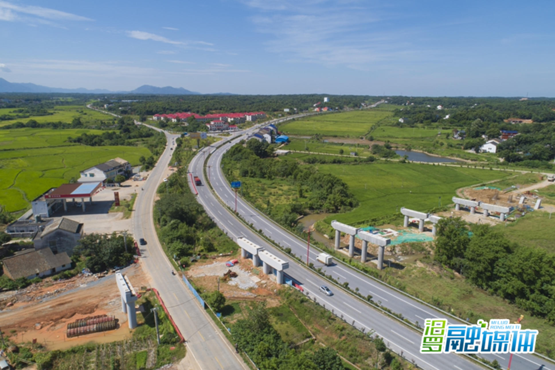 不畏“烤”验抓进度，汨罗重点项目骆驼大道、汨杨公路建设如火如荼