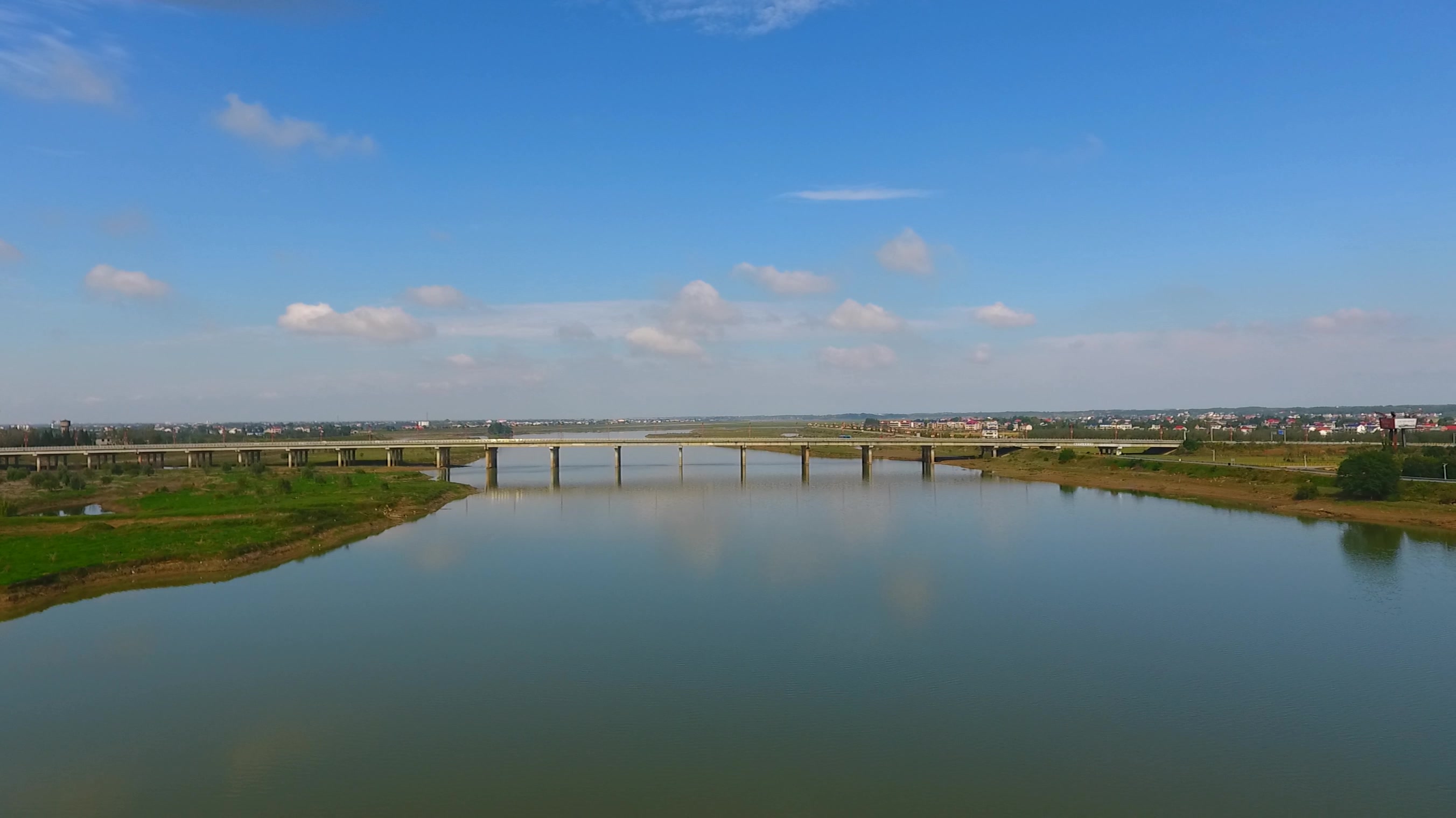 河畅景美的汨罗江