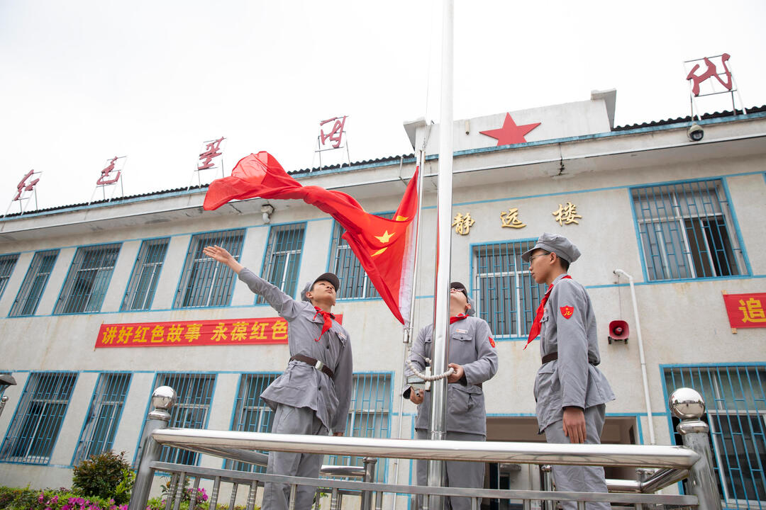 图集|学党史 知党恩 跟党走，任弼时红军中学升起鲜艳的五星红旗