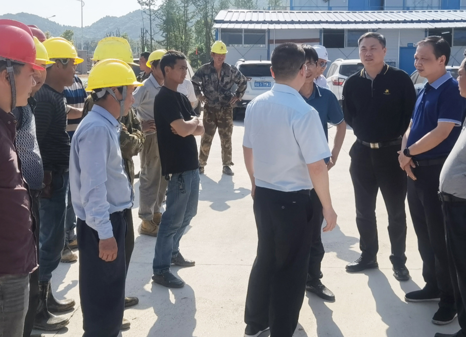 市领导杨峰黄平“五一”看望慰问配套园项目一线工作人员