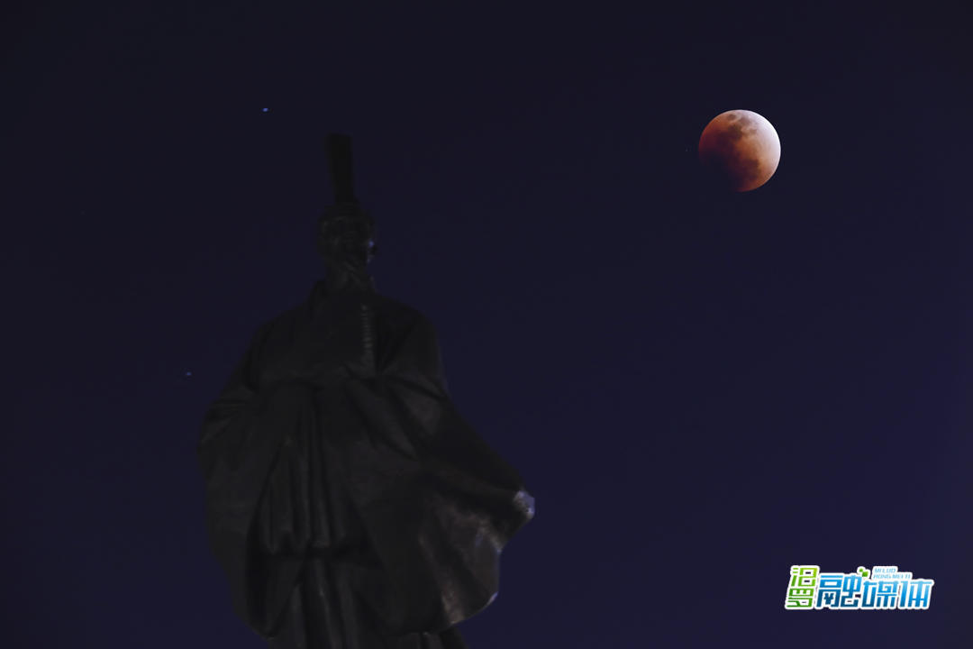 图集|“超级月亮”与屈原雕像同框，跨越时空的遇见