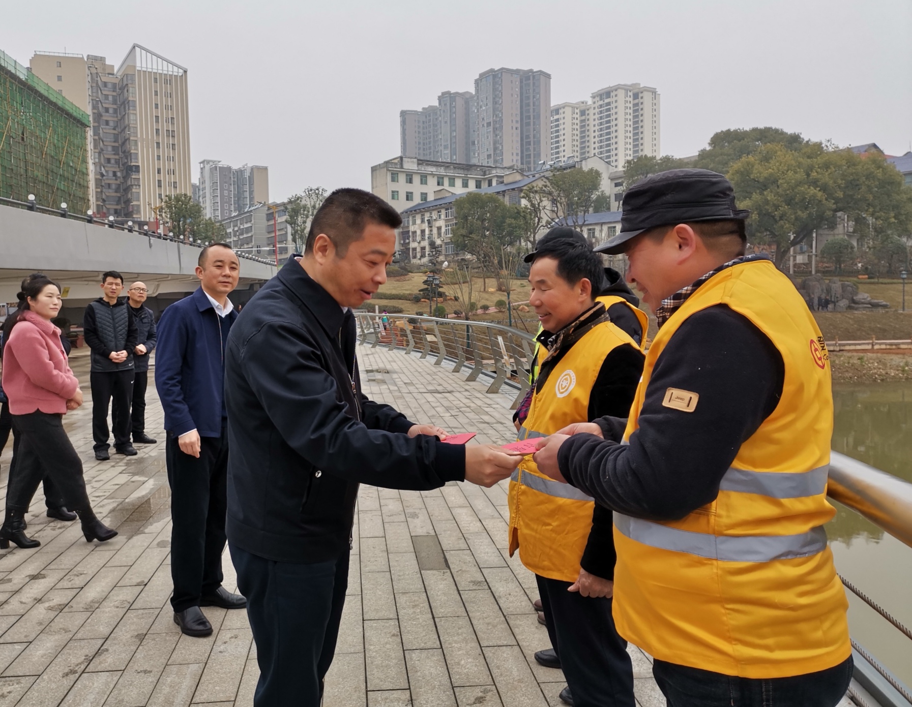 朱平波看望慰问市交警城管环卫一线人员