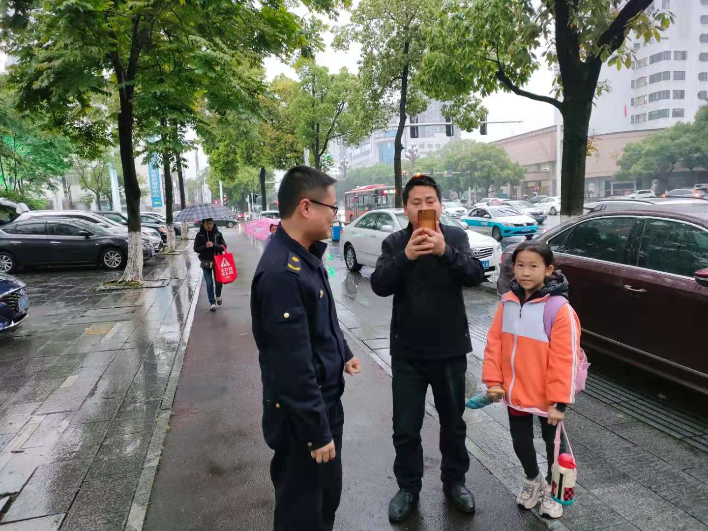 我为群众办实事—— 武陵区城管局启明中队助人为乐暖民心