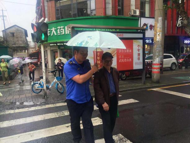 我为群众办实事—— 武陵区城管局府坪中队小善举，显真情
