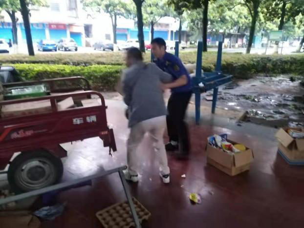 我为群众办实事——暖心市容监察员，情系群众传递温情