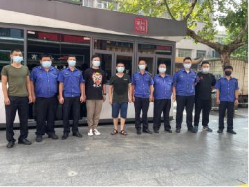 爱心企业为武陵区城管局一线队员捐赠纯净水
