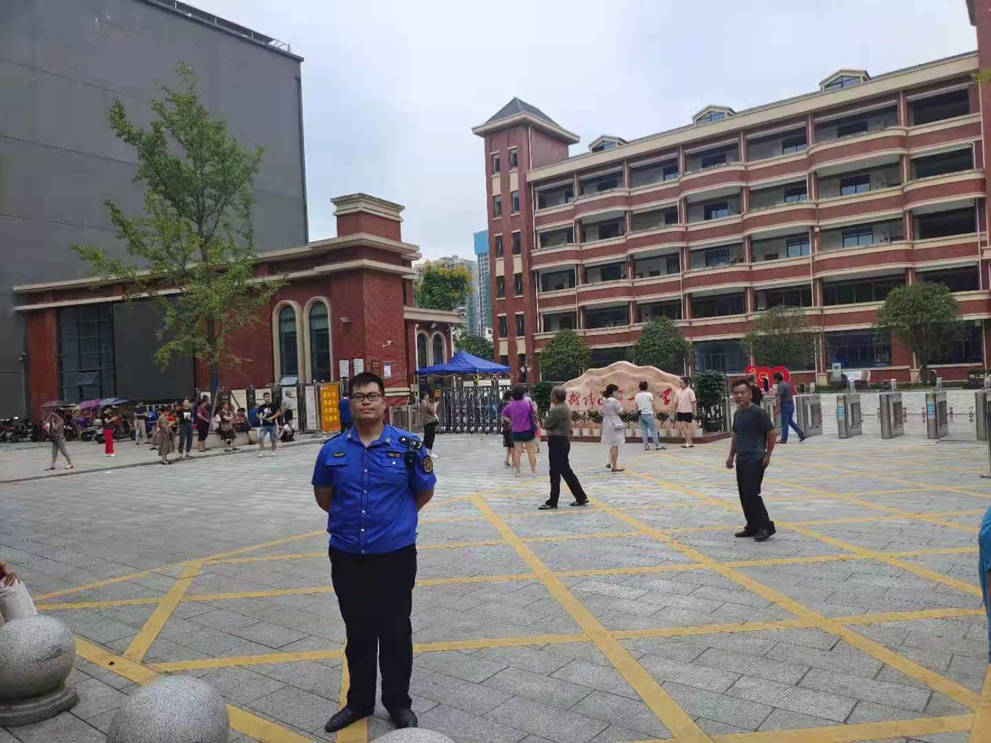 我为群众办实事——开学第一天，武陵城管护学岗“上线”