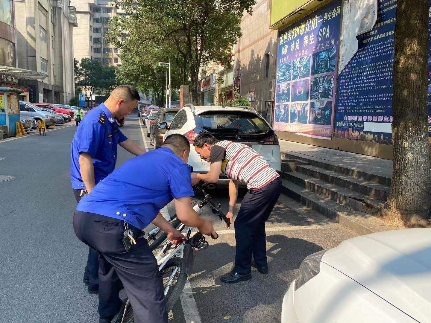 市民骑车不慎摔倒，城管队员热心搀扶传递正能量！