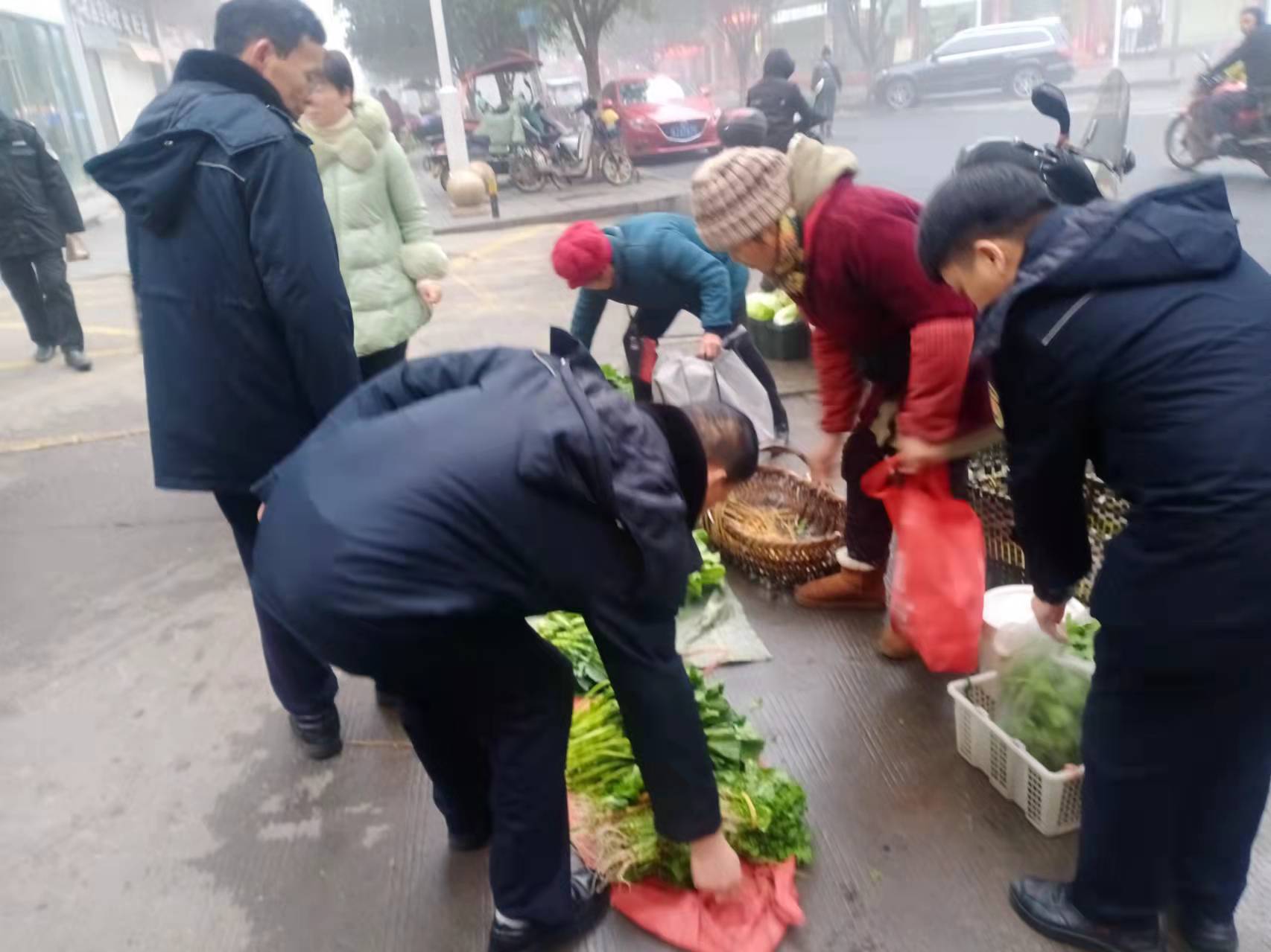 武陵城管举手之劳传真情
