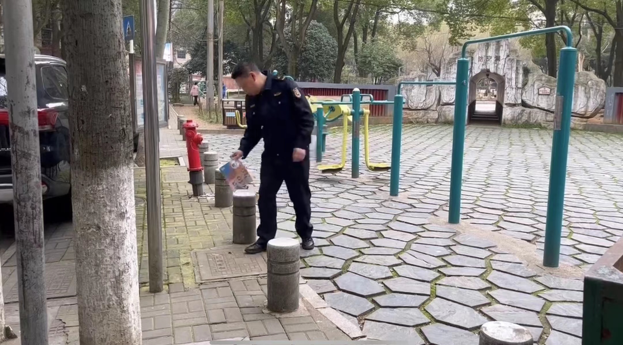 我为群众办实事———学生不慎遗失书本，穿紫河执法队员帮其找回