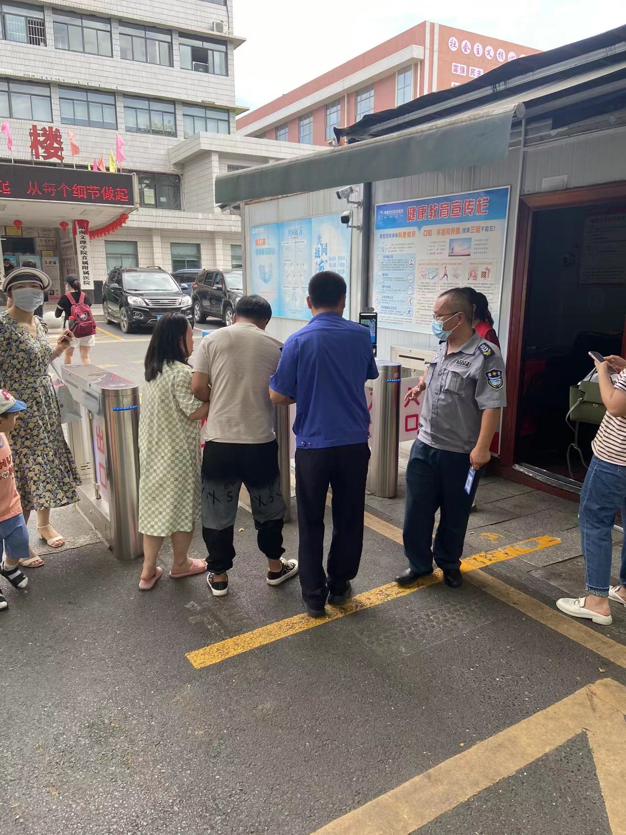 我为群众办实事——城管队员 送眩晕症患者进医院