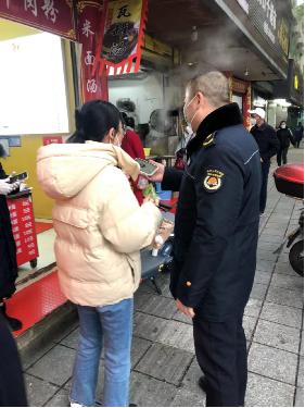 我为群众办实事——武陵区城管局 启明中队队员拾金不昧归还失主手机