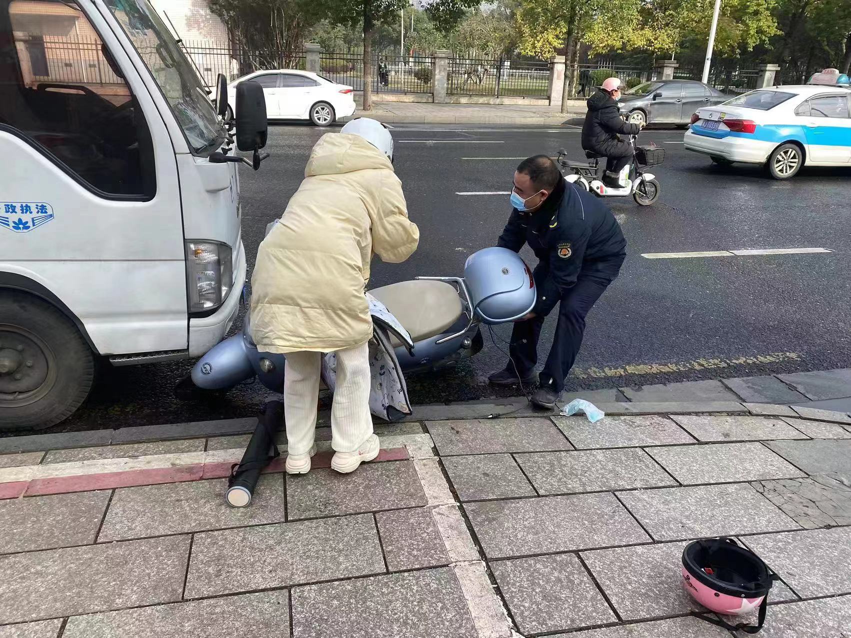 我为群众办实事——武陵区城管局 白马湖中队队员乐于助人暖人心