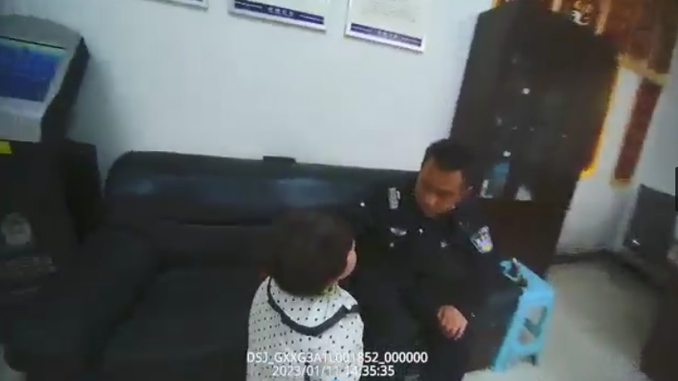 我为群众办实事——武陵区城管局穿紫河中队队员帮助走失小朋友寻找父母