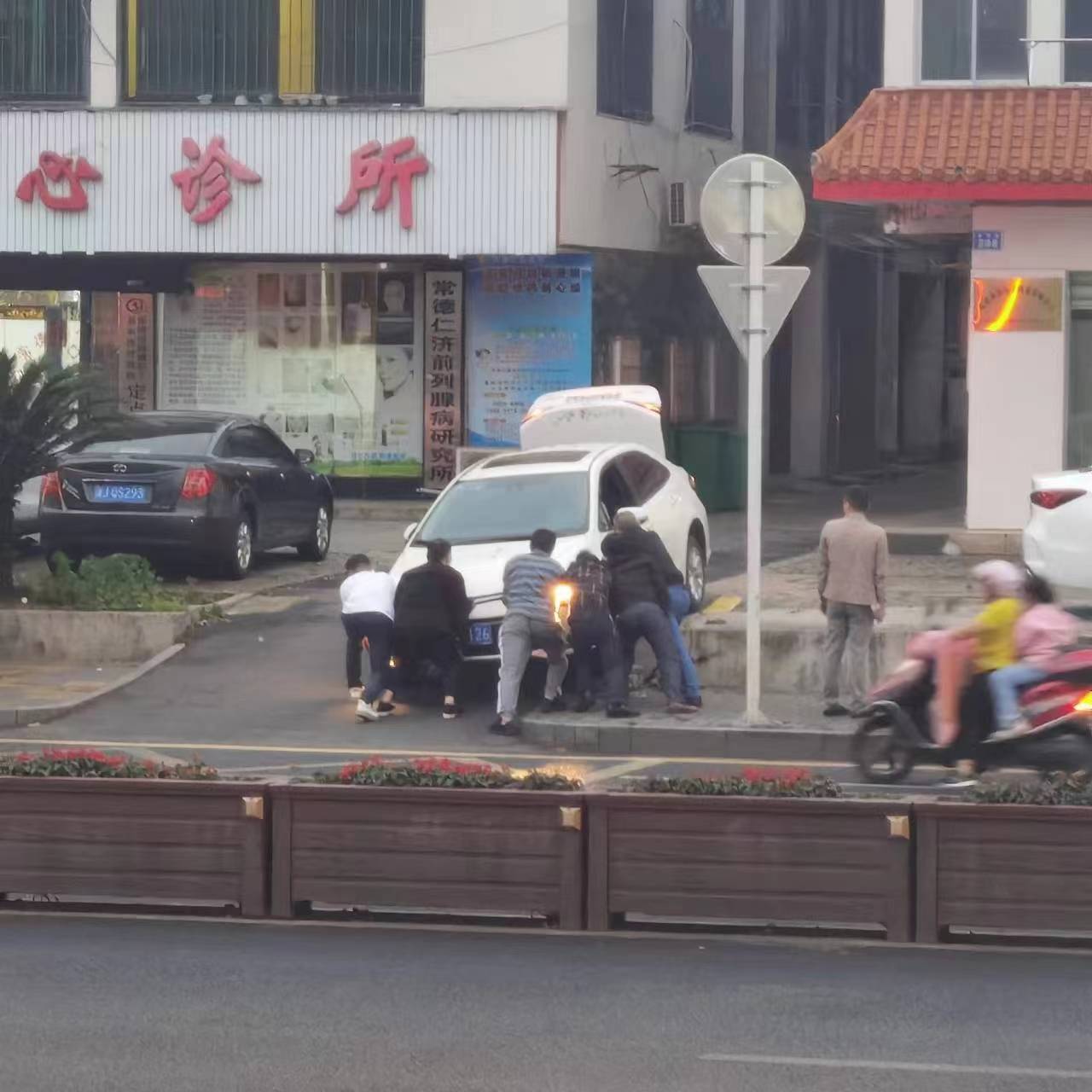 我为群众办实事——武陵区城管局白马湖中队队员徒手推车帮助群众脱离困境