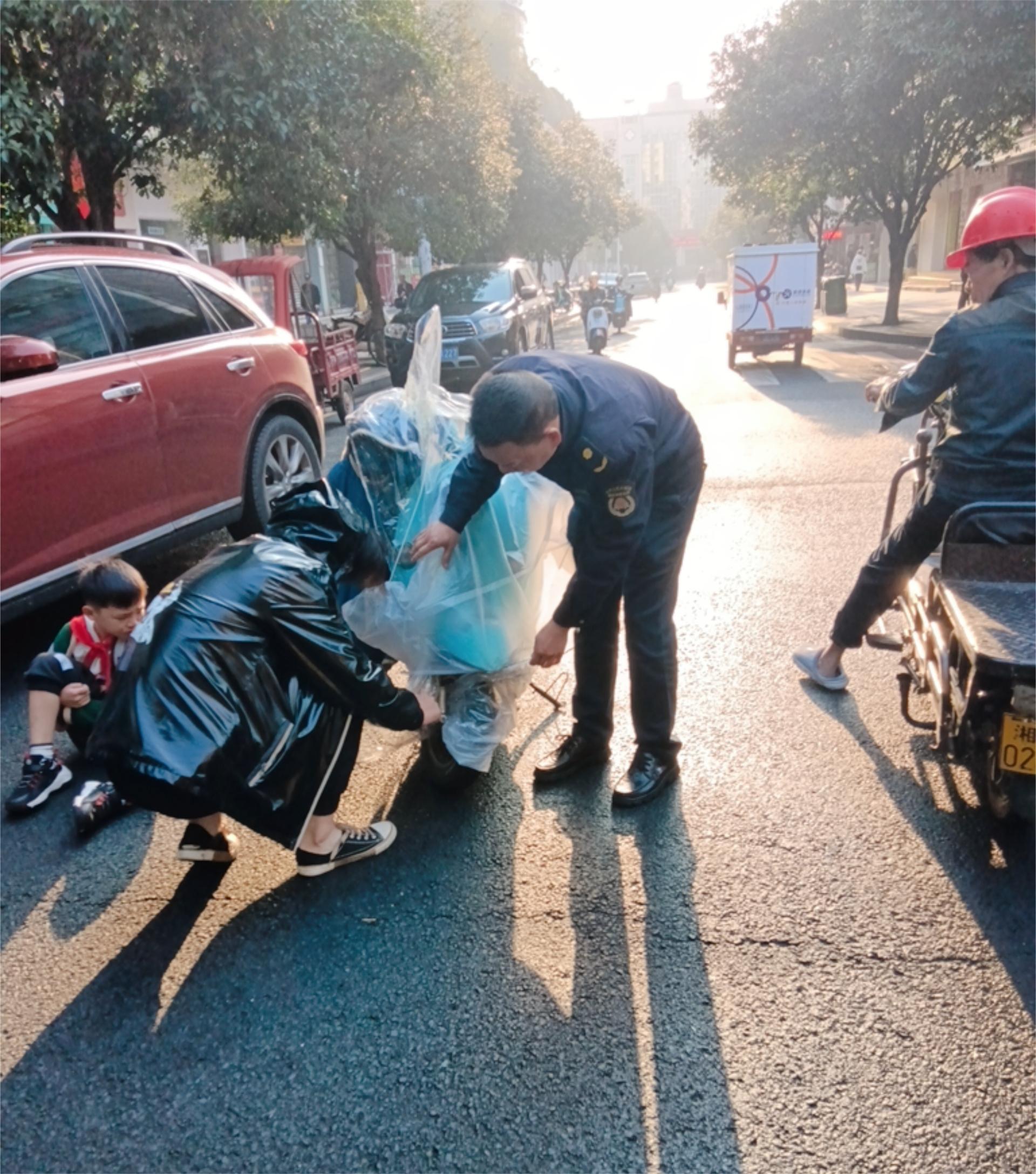 我为群众办实事：武陵区城管局府坪中队队员暖心一扶传递正能量
