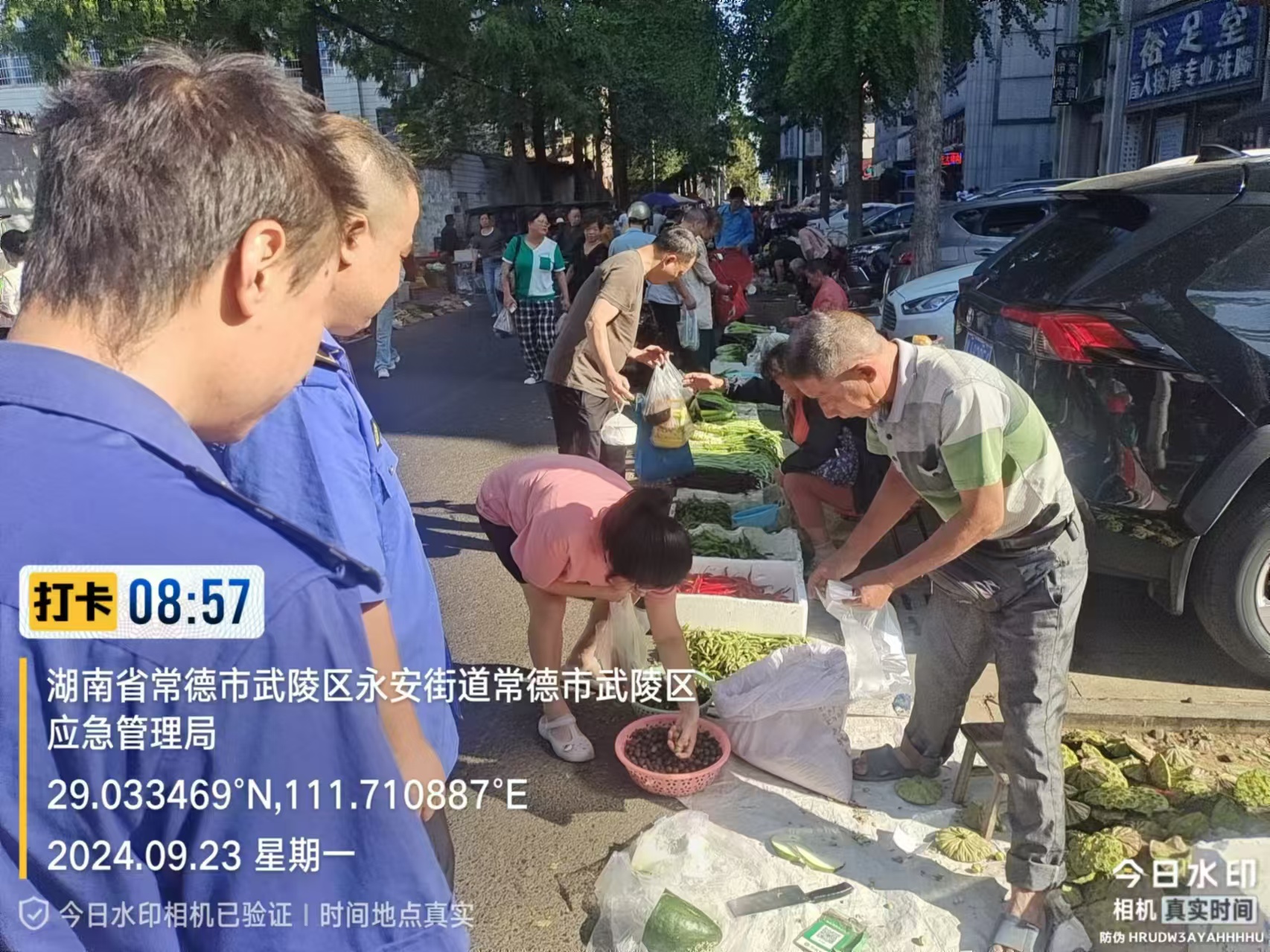 武陵区城管局永安中队集中整治东风路马路市场