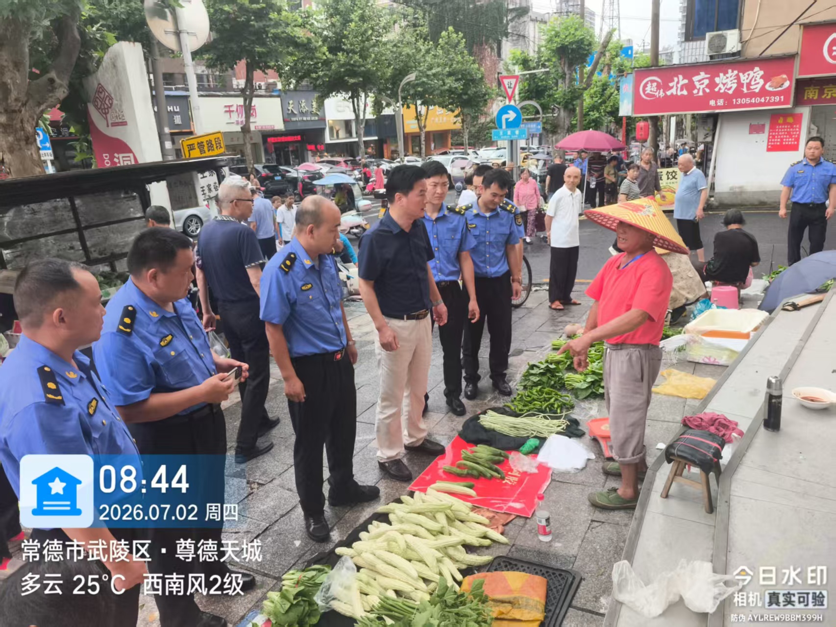 武陵区城管局德山片区中队开展洞北农贸市场专项整治行动