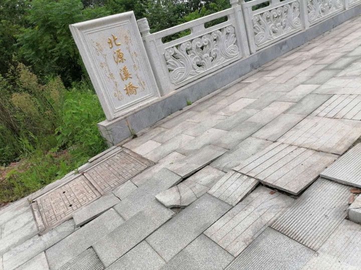 首家坪路北源溪桥人行道损坏