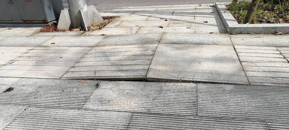 首家坪路北源溪桥人行道损坏