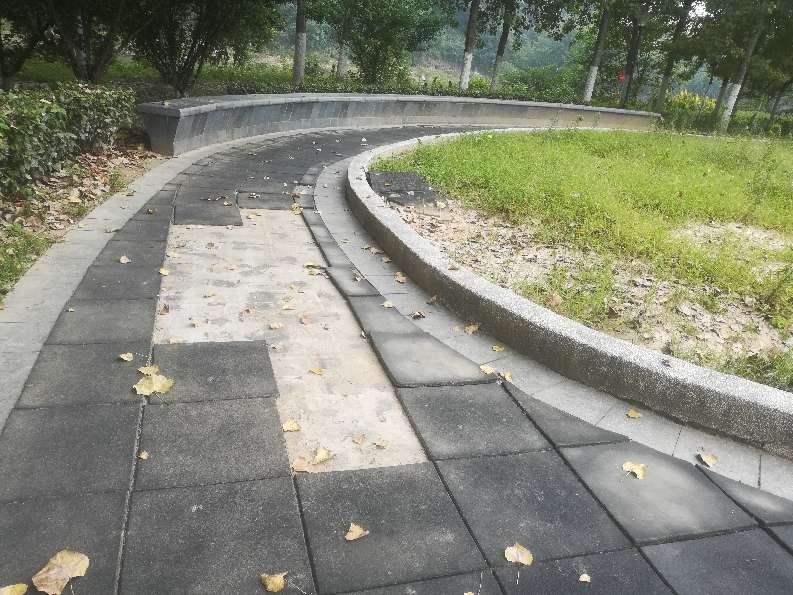 天岳广场外围沙子玩场所被破坏