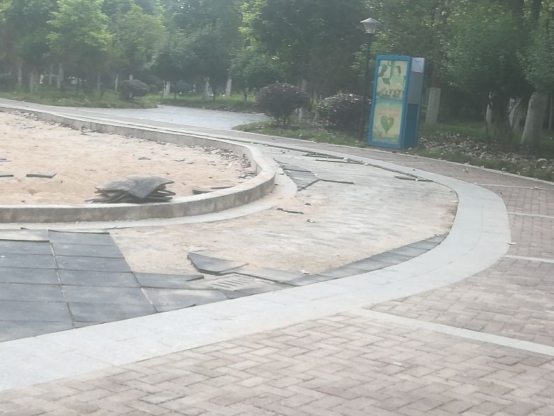 天岳广场外围沙子玩场所被破坏