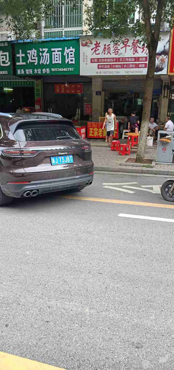 乱停乱放，占用公交车站
