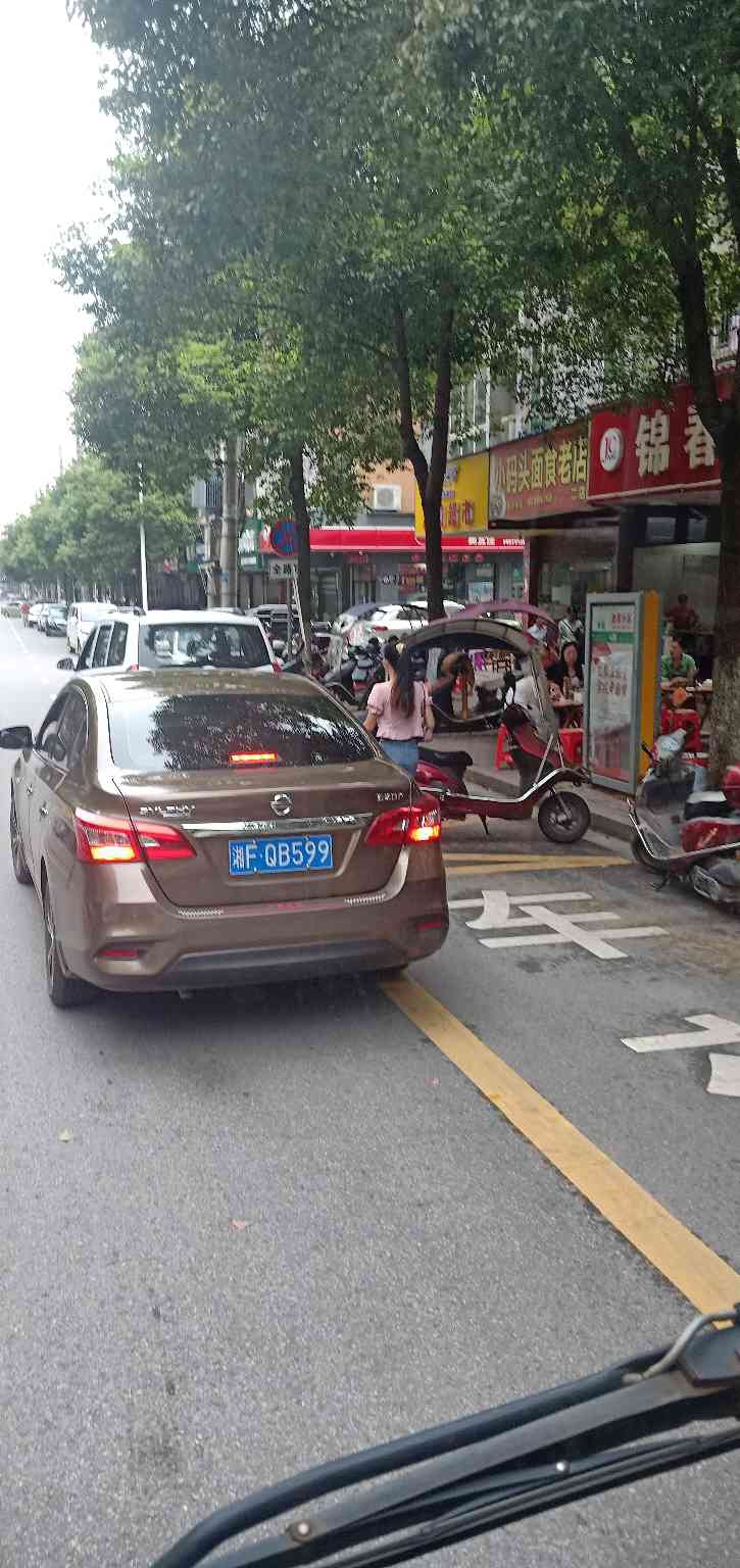 乱停乱放，占用公交车站