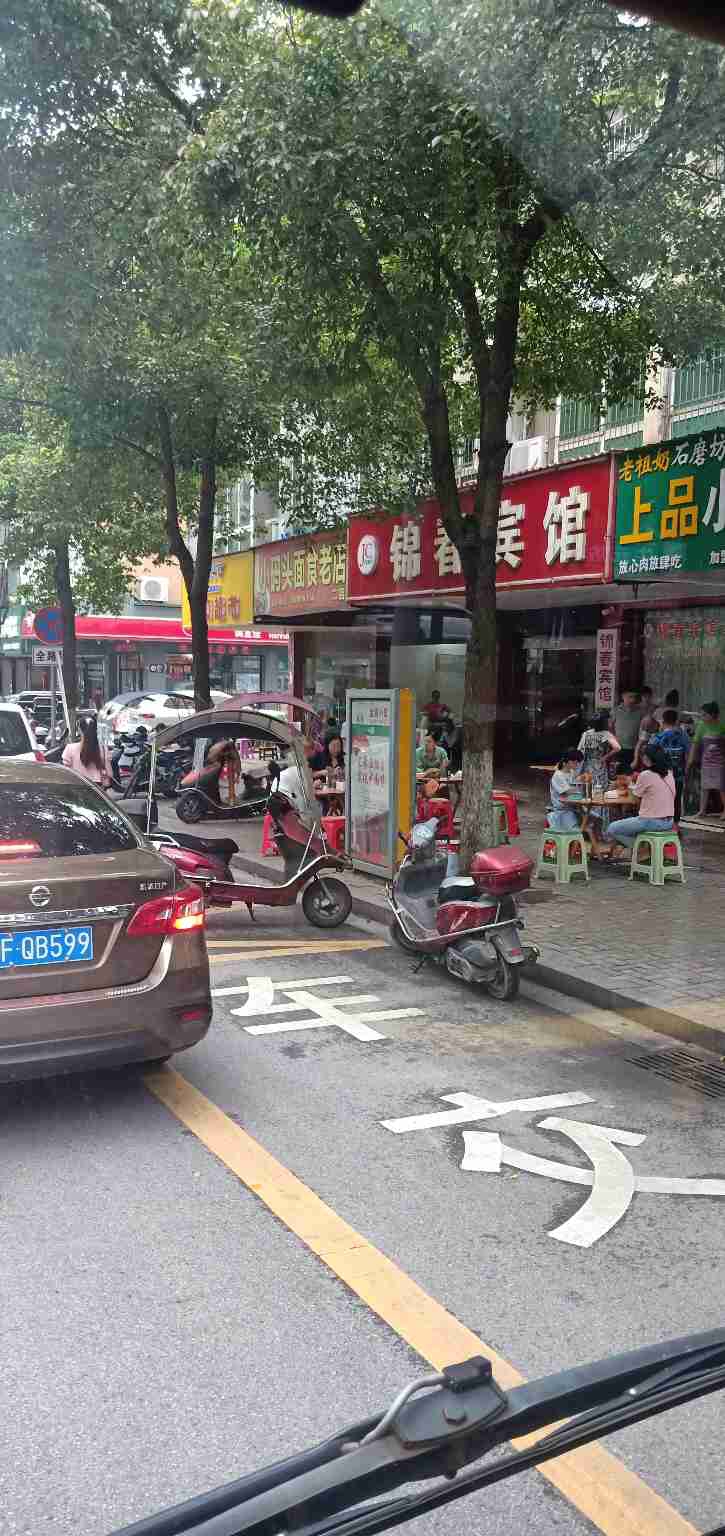 乱停乱放，占用公交车站