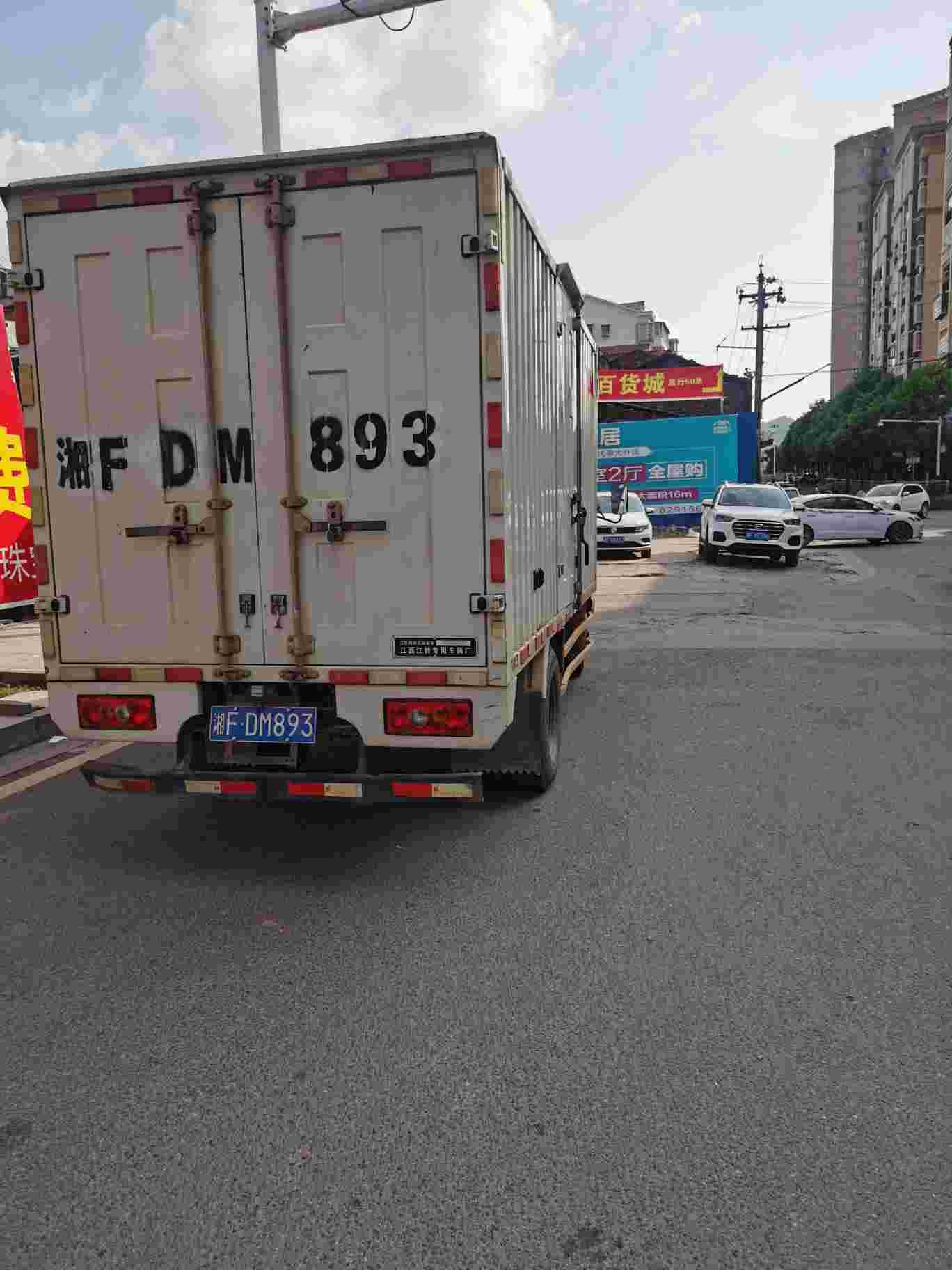 红绿灯路口违章停车