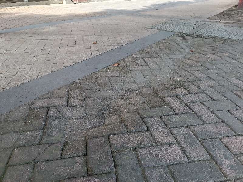 怀甫西路金蓝湾公交车站台旁人行道下沉