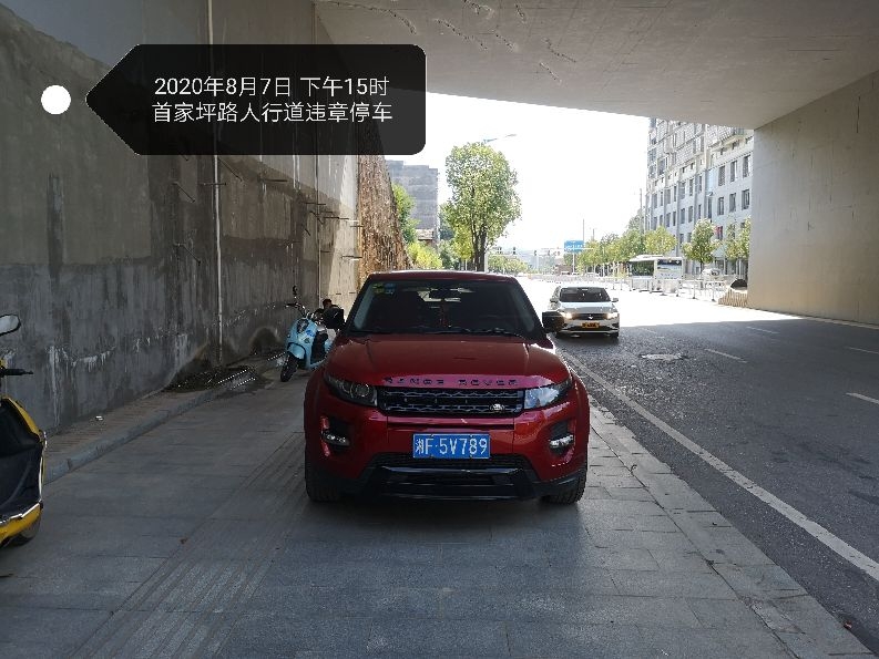 首家坪路车辆乱停乱放