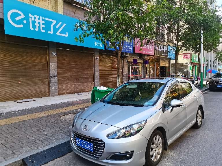 谭家垅街道路段车辆违规停放