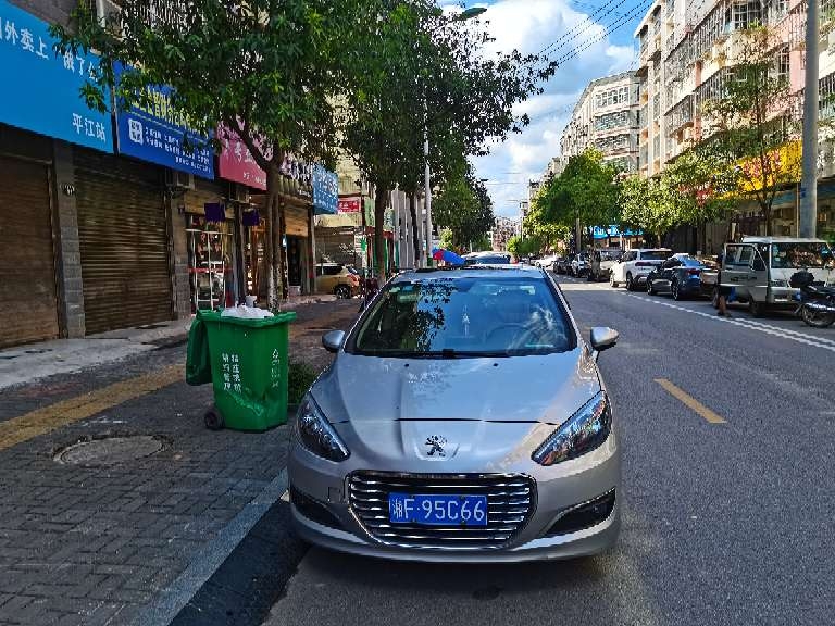 谭家垅街道路段车辆违规停放