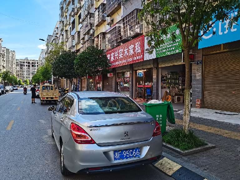 谭家垅街道路段车辆违规停放
