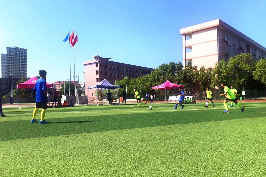 平江致力打造特色学校，这些足球小将正驰骋绿茵场
