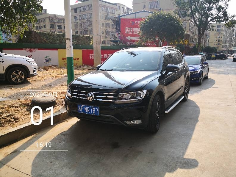 三阳街路段车辆违停