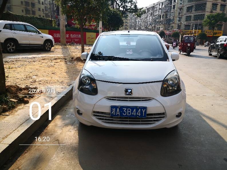 三阳街路段车辆违停
