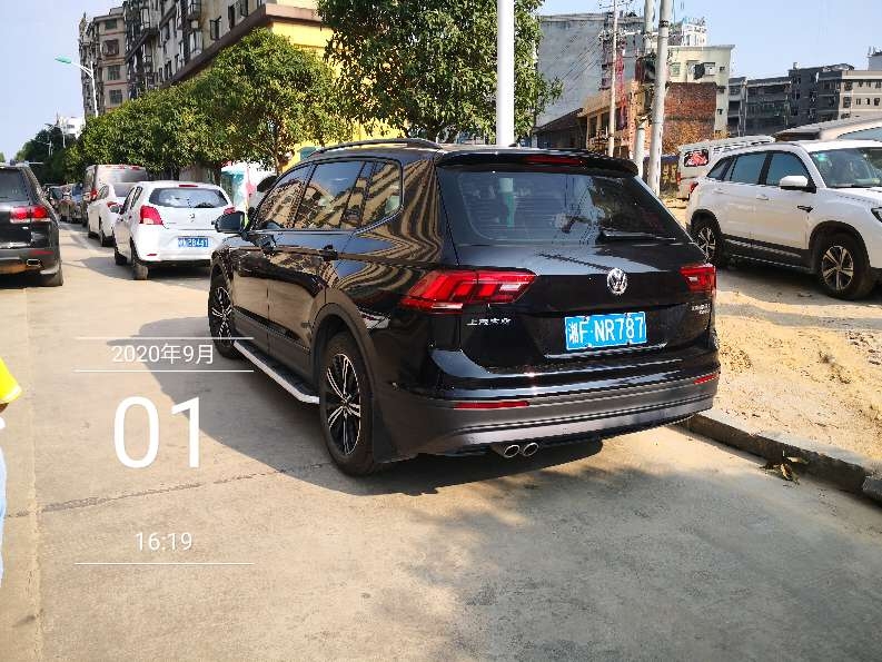 三阳街路段车辆违停