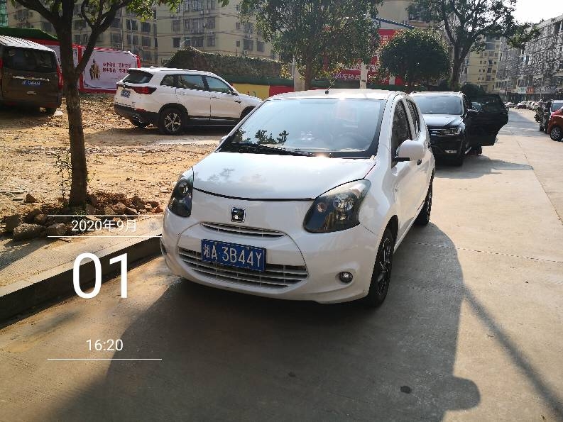三阳街路段车辆违停