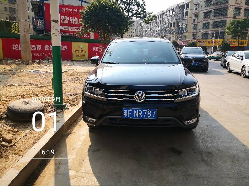 三阳街路段车辆违停