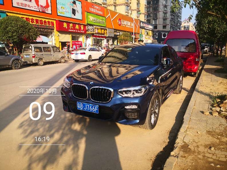 三阳街路段车辆违停