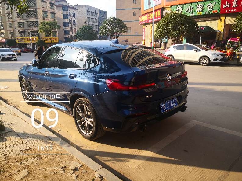 三阳街路段车辆违停